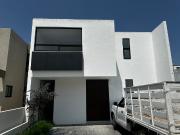 Casa de diseño de autor con amplios espacios en El...