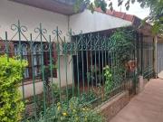 Casa de dos dormitorios cochera y patio