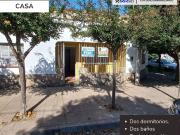 Casa de dos dormitorios ubicada en la esquina de...