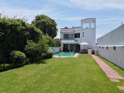 Casa de dos niveles con alberca y amplio jardín en...