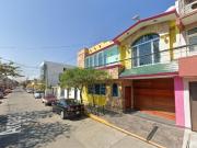 CASA DE DOS NIVELES CON BALCON Y ESTACIONAMIENTO PROPIO