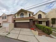 CASA DE DOS NIVELES CON ESTACIONAMIENTO PROPIO