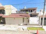 CASA DE DOS NIVELES CON ESTACIONAMIENTO PROPIO EN ZONA...