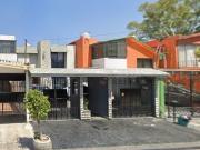 CASA DE DOS NIVELES CON EXCELENTE UBICACIÓN, CERCA DE...