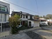 CASA DE DOS NIVELES CON EXCELENTE UBICACION DE FRENTE A...