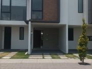 ¡Casa de dos niveles en fraccionamiento privado!