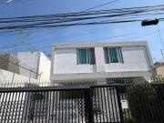 Casa de dos niveles en la Colonia Vallarta Norte