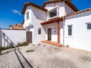 Casa de dos niveles en Peñuelas con muy buena conectividad