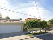 CASA DE DOS NIVELES EN VENTA