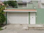 CASA DE DOS NIVELES, EN VENTA