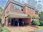 Casa de dos niveles en venta en Envigado, Benedictinos