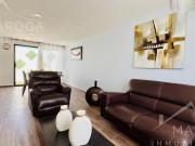 Casa de dos niveles equipada, 120m2 de terreno