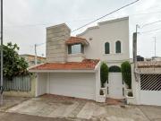 CASA DE DOS NIVELES Y ACABADOS DE LUJO EN VENTA