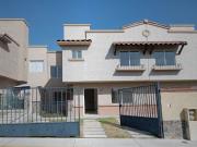 CASA DE DOS NIVELES Y DOS AGUAS, ENTREGA INMEDIATA