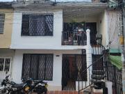 CASA DE DOS PISOS BIFAMILIAR, SERVICIOS INDEPENDIENTES,...