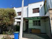 CASA DE DOS PISOS CON BUENA UBICACIÓN EN INDEPENDECIA