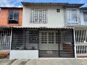Casa de dos pisos en venta Barrio La Italia Palmira...