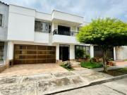 Casa amplia de dos pisos en venta Barrio Las Mercedes...