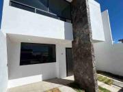 Casa de dos pisos en venta, en Campo de Tiro, al...