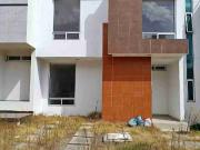 Casa de dos pisos en venta en el Fracc. Valle del Sol,...