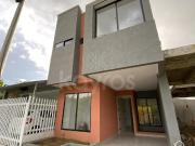 Casa de dos pisos en venta en Mi Refugio Montería: 4...
