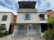 Casa de dos pisos más terraza en venta / permuta...