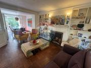 Casa de dos pisos y manzarda