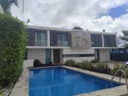 Casa de dos plantas cerca del puerto pesquero