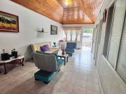 Casa de dos plantas muy amplia, sector comercial de alta... Casa de dos plantas muy amplia, sector comercial de alta...