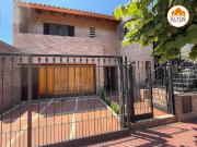 CASA DE DOS PLANTAS TRES DORMITORIOS – 3 BAÑOS – COCHERA...