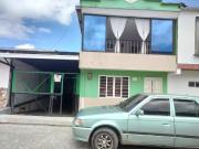 Casa de dos viviendas independientes en venta en...