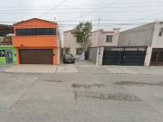 CASA DE ENTREGA INMEDIATA EN AV. DE LOS ROBLES, COL....