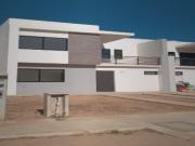 Casa de Entrega Inmediata en Comunidad Cerrada, Arieta,...