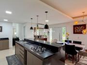 Casa de esquina, com piscina, no Condomínio Buena Vista