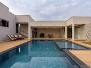 Casa de Esquina em Condomínio Fechado com Lazer Completo