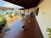 Casa de esquina semi isolada a venda no Jardim Imperador...