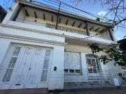 CASA DE ESTILO con PATIO Y PISCINA en barrio sur