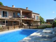 Casa de estilo Mediterráneo con piscina y jardín en...