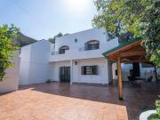 CASA DE ESTILO MEDITERRANEO CON QUINCHO Y COCHERA