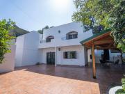 CASA DE ESTILO MEDITERRANEO CON QUINCHO Y COCHERA