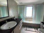 Casa de estilo minimalista en lote de 600 m²