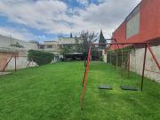 Casa de estilo moderno con amplios espacios y jardín en...