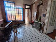 Casa de estilo refaccionada, 466m2 cub en dos plantas