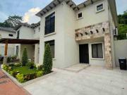 Alquilo Casa de cuatro dormitorios, uno en planta baja...