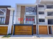 Casa De Estreno Frente A Parque En Venta