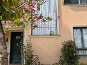 Casa de frente ao lago em estilo clássico com varanda!