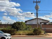 Casa de frente para a via principal no Guara Park. na...