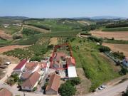 Casa de habitação com armazém e anexos