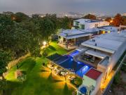 Casa de Lujo con Alberca en venta El Palomar una planta Sur