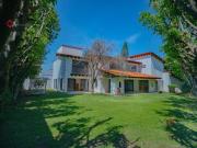 Casa DE LUJO con amplio jardín en Valle Real